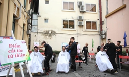 BV Việt Đức: Bệnh nhân được cắt tóc miễn phí tại "Ngày hội nhân ái- Kết nối sẻ chia"