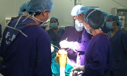 Lần đầu tiên thay khớp gối nhân tạo có độ bền 15 năm cho bệnh nhân thoái hóa