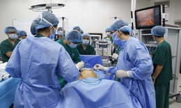 Bệnh viện đầu ti&#234;n tại Việt Nam phẫu thuật nội soi ung thư bằng hệ thống robot hiện đại nhất thế giới