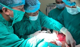 Lấy thành công khối u "khủng" nặng 3,2kg đeo đẳng ở cổ người phụ nữ hơn 20 năm