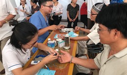 Hơn 100 người cao tuổi được bác sĩ Trường Đại học Y Hà Nội khám, tư vấn sức khoẻ