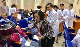 Trưởng Ban Dân vận TW  tặng quà Tết cho bệnh nhân ung thư