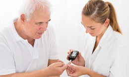 Dịch COVID-19: Quản lý chặt chẽ sức khoẻ người cao tuổi, người có bệnh lý nền