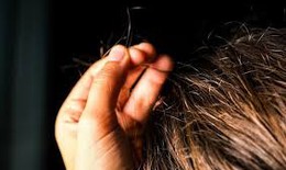 Kỳ lạ: Nghiện ăn tóc, bé gái có khổi u tóc khủng trong dạ dày