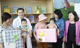 Phó Chủ tịch nước Đặng Thị Ngọc Thịnh thăm và tặng quà bệnh nhi ung thư tại Bệnh viện K