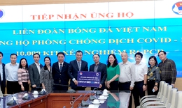 Bộ Y tế tiếp nhận ủng hộ 10.000 bộ kit xét nghiệm COVID-19 của Liên đoàn Bóng đá Việt Nam