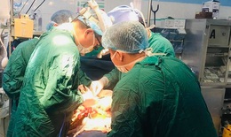 Đùa nghịch ngày Tết, bé gái 16 tháng bị mảnh vỡ cốc thuỷ tinh làm thủng thành bụng