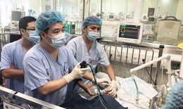 SOS: Bé trai 2 tuổi ở Hà Nội suy hô hấp, phải thở máy vì sặc hạt điều