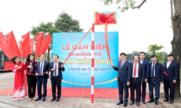 Bộ trưởng Bộ Y tế dự lễ gắn biển t&#234;n đường Phạm Khắc Quảng ở Quận Long Bi&#234;n- H&#224; Nội