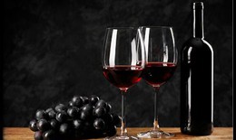 V&#236; sao rượu vang đỏ c&#243; thể ngăn ngừa bệnh tim?