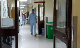 Vụ mẹ ép 2 con uống thuốc diệt cỏ: Cháu bé vẫn đang được cấp cứu tại BV Nhi TƯ