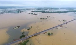 Quốc lộ 1 bị chia cắt, hơn 30.000 nhà dân miền Trung ngập sâu                                               