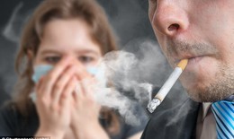 Trẻ hít phải khói thuốc lá thụ động dễ bị viêm khớp khi trưởng thành