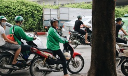 Bát nháo cảnh hàng chục tài xế xe ôm mặc áo giả GrabBike bắt khách ngay bến xe Mỹ Đình