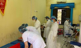 "Mướt mải" giữa nắng hè để xét nghiệm SARS-CoV-2