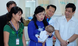 Bộ trưởng Bộ Y tế thăm v&#224; tặng qu&#224; cho bệnh nhi tại BV Nhi đồng Th&#224;nh phố