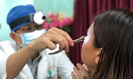 Su&#253;t m&#249; v&#236; vi&#234;n đạn lạc v&#224;o mắt