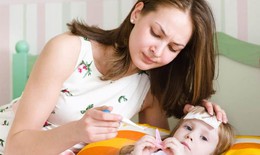 Có nên hạ sốt cho trẻ khi chưa kịp đi khám?