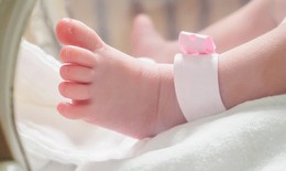 Em bé đầu tiên được sinh ra nhờ cấy ghép tử cung tròn 1 tuổi
