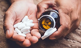 Vitamin D liều cao không ngăn ngừa té ngã ở người cao tuổi