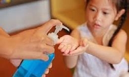 Tăng chấn thương mắt do tiếp xúc với nước rửa tay có cồn ở trẻ em