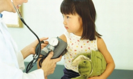 Trẻ em sống trong vùng ô nhiễm không khí, cần kiểm tra huyết áp