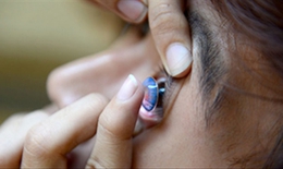 Đeo kính áp tròng lâu có thể bị loét giác mạc
