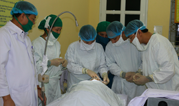 Chuyển giao kỹ thuật phẫu thuật mắt thẩm mỹ cho các bác sĩ Hà Tĩnh
