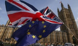 Anh hoãn đàm phán liên đảng về Brexit