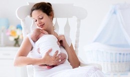Nuôi con bằng sữa mẹ và tiêm phòng làm giảm nguy cơ nhiễm trùng tai ở trẻ