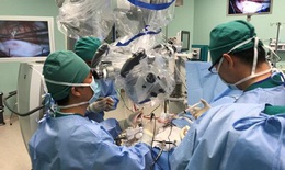 Bé trai 8 tháng tuổi xuất huyết não, hôn mê sâu được cứu sống thần kỳ