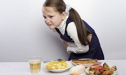 Chuyên gia hướng dẫn sơ cứu rối loạn tiêu hóa, ngộ độc thức ăn ở trẻ em ngày Tết