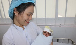Xúc động, bé sinh non nặng 1,4 kg được nuôi dưỡng thành công trong sẻ chia của y bác sĩ