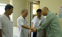 Đau dữ dội không thể đi lại được, người đàn ông quốc tịch Mỹ được các bác sĩ Việt phẫu thuật cứu sống