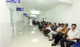 Người dân không hài lòng với chỗ ngồi chờ khám, chờ xét nghiệm ...