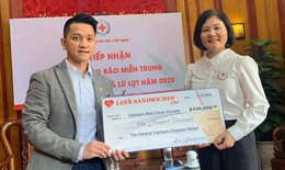 Trung ương Hội Chữ thập đỏ Việt Nam tiếp nhận 100.000 USD gi&#250;p học sinh v&#249;ng lũ miền Trung