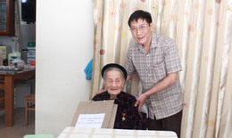 Báo Sức khoẻ&Đời sống tặng quà tri ân Mẹ Việt Nam Anh hùng
