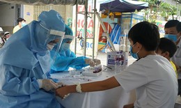Dịch COVID-19: Làm việc suốt ngày đêm để hoàn thành xét nghiệm hàng nghìn mẫu bệnh phẩm tại Đà Nẵng