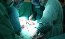 Ca phẫu thuật đặc biệt trong tư thế mổ ngồi cho người mẹ ung thư mang thai 37 tuần