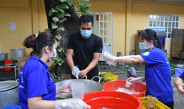 [ẢNH]: Nơi cung cấp 3000 suất ăn mỗi ngày cho tuyến đầu chống dịch