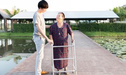 Những điều cần lưu ý khi chăm sóc người thân sau đột quỵ