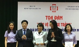 Tọa đ&#224;m “bảo vệ blouse trắng”