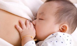 Mẹ ti&#234;m vaccine COVID-19 c&#243; thể truyền kh&#225;ng thể qua sữa khi cho con b&#250;