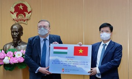 Bộ Y tế tiếp nhận 100.000 liều vaccine COVID-19 v&#224; 100.000 kit x&#233;t nghiệm nhanh của Ch&#237;nh phủ Hungary