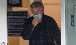 Họa k&#233;p vụ Alec Baldwin bắn chết đồng nghiệp tr&#234;n phim trường