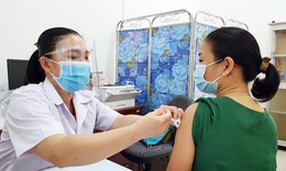 C&#243; n&#234;n ti&#234;m mũi 2 vaccine COVID-19 nếu ph&#225;t hiện c&#243; thai?