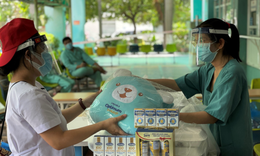 Vinamilk Sure Prevent &amp; Optimum Gold trao tặng qu&#224; cho c&#225;c bệnh viện tuyến đầu nh&#226;n Ng&#224;y Gia đ&#236;nh Việt nam