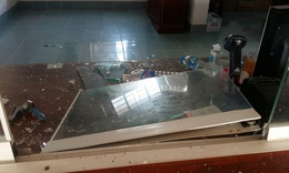 X&#244;ng v&#224;o bệnh viện điều trị COVID-19 đập ph&#225; đồ đạc