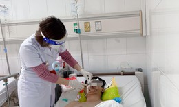 Cảnh báo: Pháo tự chế phát nổ, nam thanh niên 19 tuổi phải cấp cứu vì hỏng một bên mắt, nát hai tay