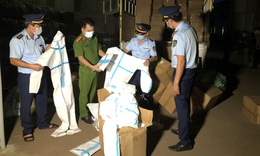 Thu giữ hơn 8.300 bộ quần áo phòng chống dịch nghi giả